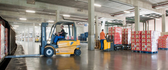 Gabelstaplerfahrer im Lager Gabelstaplerfahrer im Lager